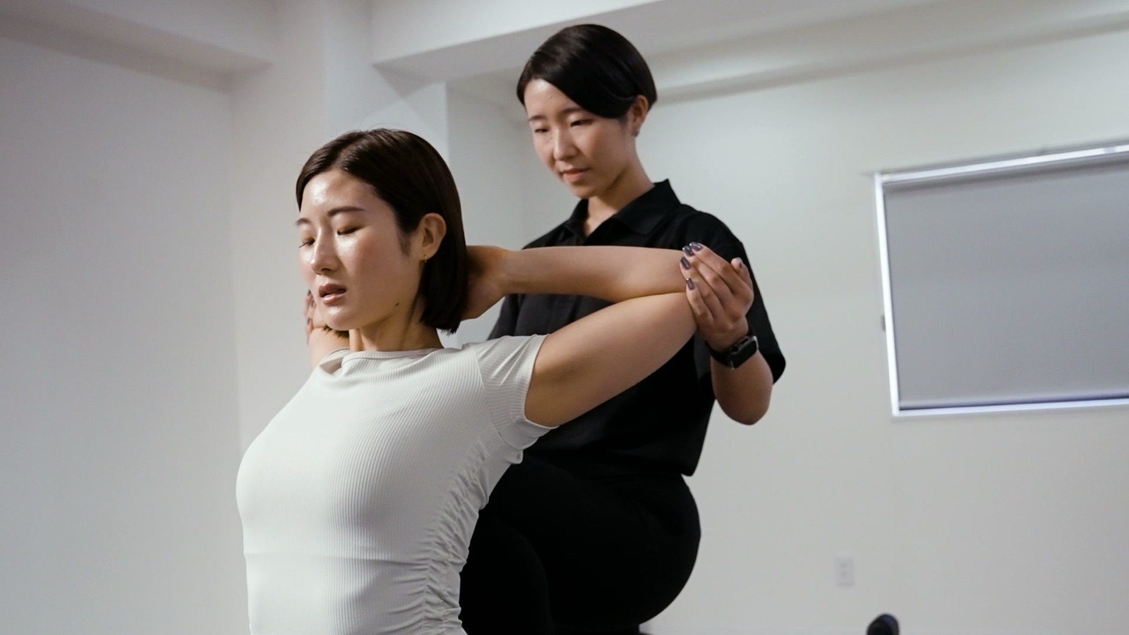 STLiNE上野毛店のトレーナーによる肩甲骨まわりのストレッチ施術